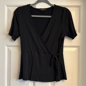 BANANA REPUBLIC V NECK SHORT SLEEVE TOP SIZE M